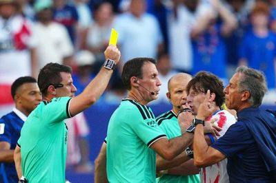 Trọng tài châu Á điều hành trận Pháp - Paraguay bị chê 'thảm họa'