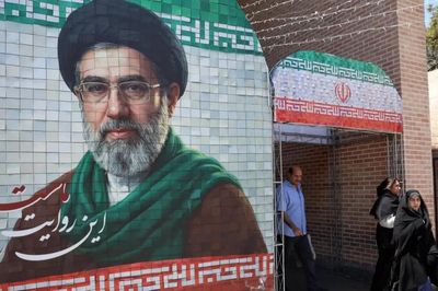Vì sao Lãnh đạo Tối cao Iran 'năm lần, bảy lượt' bị từ chối yêu cầu dự lễ tang cha?
