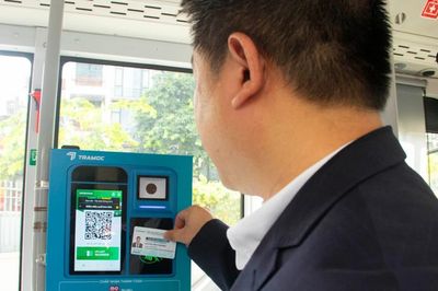 Hà Nội phát hành miễn phí thẻ xe buýt gắn chíp cho đối tượng chính sách