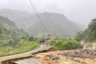 Sạt lở vùi lấp tuyến kết nối vùng cao Sơn La