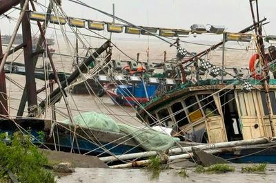 Móng Cái tan hoang không nhận ra sau bão số 1