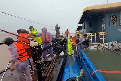 Cứu sống ba thuyền viên bị chìm tàu trong bão ở Móng Cái