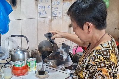 Không bảng hiệu, quán cà phê vợt 'tí hon' ở TPHCM đắt khách hơn nửa thế kỷ
