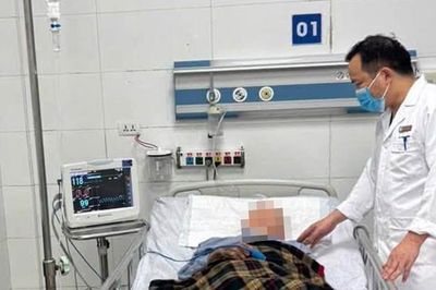 Cành rào vướng qua chân, người đàn ông rơi vào nguy kịch