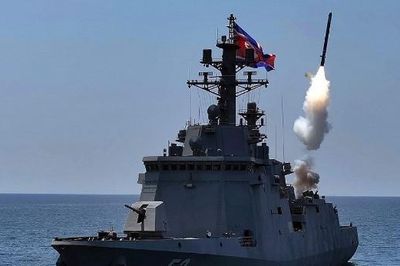 Ông Kim Jong Un giám sát thử tên lửa trên tàu chiến mới của Triều Tiên