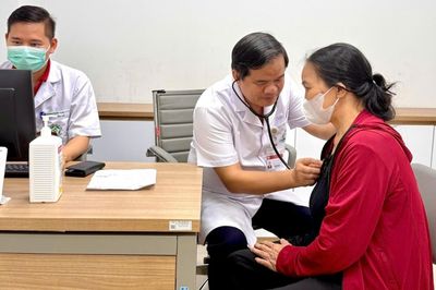 Giám đốc BV Bạch Mai trực tiếp khám miễn phí cho người có công tại Ninh Bình