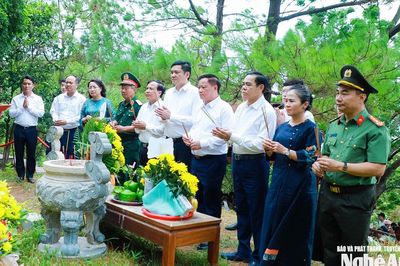 Lãnh đạo tỉnh Nghệ An tưởng niệm Đại tướng Võ Nguyên Giáp và các Anh hùng liệt sĩ tại Quảng Trị, Hà Tĩnh