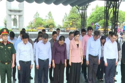 Đoàn công tác Văn phòng TW Đảng tri ân gia đình liệt sỹ, thương binh ở Quảng Trị