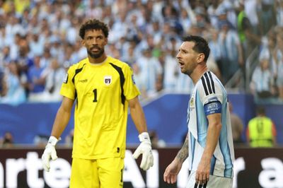 Messi nói gì khi được thủ môn Cape Verde xin đổi áo?