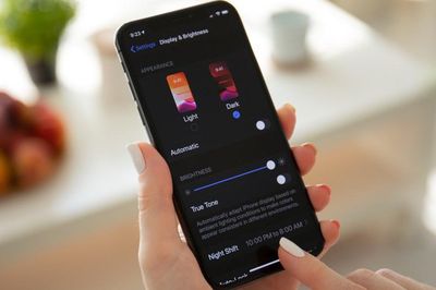 Trời tối, có nên bật chế độ Dark mode?