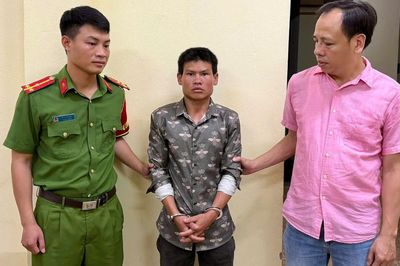 Bé gái 6 tuổi bị bắt cóc khi đang bán dưa ven đường