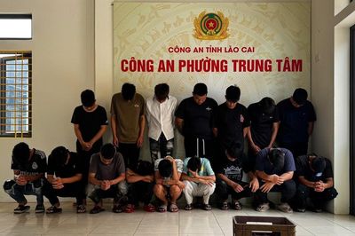 Lào Cai: Khởi tố nhóm thanh thiếu niên truy đuổi, ném chai thủy tinh vào người đi đường