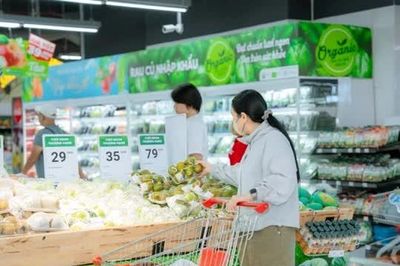 Giá xăng dầu giảm, nhiều mặt hàng vẫn 'không chịu' hạ