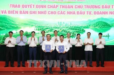 Trao giấy chứng nhận đầu tư các dự án khu vực phía Bắc tỉnh Thái Nguyên