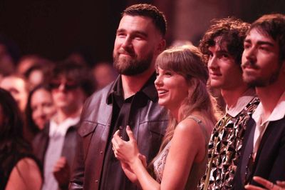 Taylor Swift cài cắm 'bí mật' trong ngày cưới, fan phát hiện ngay lập tức