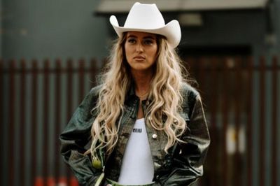 8 cách phối đồ hiện đại với quần jeans màu