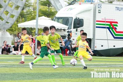 Các đội bóng U8 đua tranh quyết liệt giành điểm số trong ngày thi đấu thứ 2