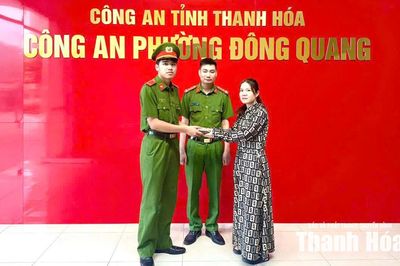 Chiến sĩ Cảnh sát cơ động Công an Thanh Hóa nhặt được 75 triệu đồng trả lại người mất