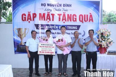 Dòng họ Nguyễn Đình khen thưởng học sinh Nguyễn Đình Trung đạt danh hiệu thủ khoa toàn tỉnh