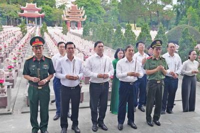 Đoàn công tác tỉnh Bắc Ninh dâng hương tri ân các Anh hùng liệt sĩ tại Quảng Trị