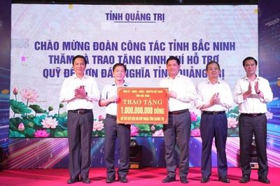 Đoàn công tác tỉnh Bắc Ninh trao tặng 1 tỷ đồng ủng hộ Quỹ Đền ơn đáp nghĩa tỉnh Quảng Trị