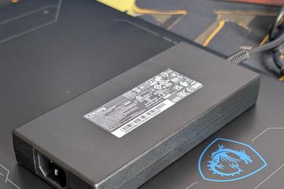 Bộ sạc 240W trên MSI Crosshair A16 HX: Sự đánh đổi giữa tính di động và hiệu năng đỉnh cao