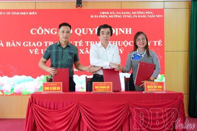 Công bố Quyết định và bàn giao các trạm y tế về UBND cấp xã quản lý