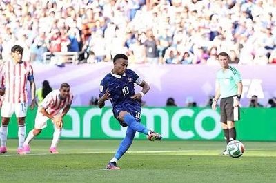 Mbappe ghi bàn trên chấm penalty đưa tuyển Pháp vào tứ kết