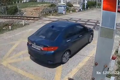 Xử lý nữ tài xế điều khiển ô tô vượt đường sắt khi đèn đỏ đã bật