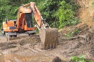 Mưa lớn gây sạt lở 19 điểm trên Quốc lộ 32, nhanh chóng thông tuyến