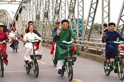 'Áo dài qua phố' lan tỏa vẻ đẹp Huế và thông điệp sống xanh