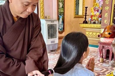 Các em đoàn sinh chùa Phổ Thiện hiến tóc tặng bệnh nhân ung thư