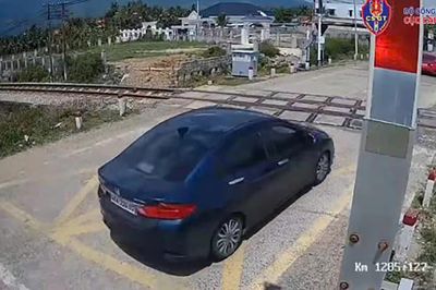 Tước bằng lái của nữ tài xế lái ô tô vượt đường sắt khi đèn đỏ đã bật