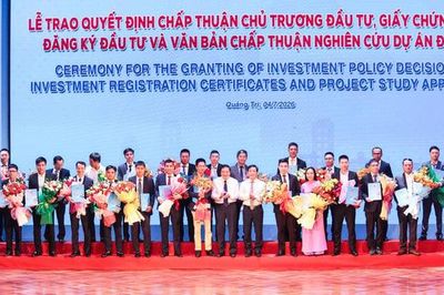 Quảng Trị trao quyết định chủ trương đầu tư cho hàng loạt dự án