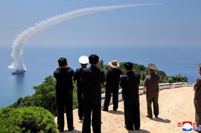 Ông Kim Jong Un thị sát thử nghiệm phóng tên lửa trên tàu khu trục