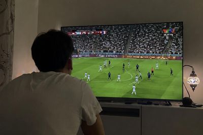 Mùa World Cup, người có bệnh nền thức đêm xem bóng đá thế nào cho an toàn?