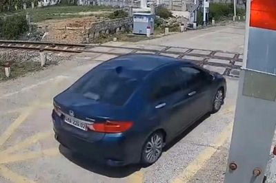 Xử lý nữ tài xế lái ô tô vượt đường ngang khi đèn đỏ đã bật