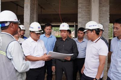Chủ tịch UBND tỉnh Lê Hải Hòa kiểm tra tiến độ xây dựng các trường nội trú liên cấp tại xã biên giới