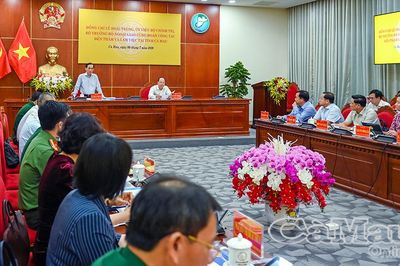 Bộ trưởng Bộ Ngoại giao Lê Hoài Trung làm việc với lãnh đạo tỉnh Cà Mau