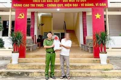 Người đàn ông có biểu hiện bất thường trên cầu lúc nửa đêm, diễn biến sau đó khiến nhiều người ấm lòng
