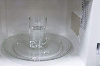 Vì sao nhiều người đặt một cốc nước trong lò vi sóng sau khi sử dụng? Mẹo đơn giản giúp vệ sinh thiết bị dễ dàng hơn