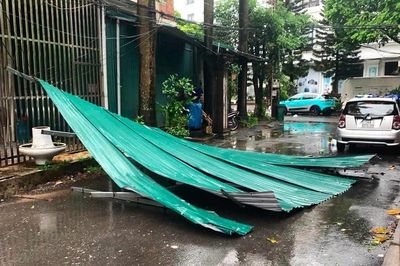 Bão số 1 sang Trung Quốc và suy yếu, hoàn lưu bão vẫn gây gió mạnh, mưa lớn