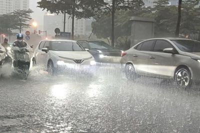 Hà Nội kích hoạt phương án hộ đê, ứng phó lũ trên các tuyến sông