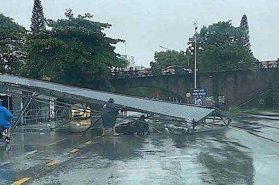 Hơn 1.000 cây xanh, hàng chục biển báo gãy đổ sau bão số 1