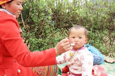 Cách xác định trẻ bị suy dinh dưỡng không dựa trên cân nặng hay chiều cao