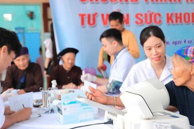 Khám bệnh, cấp thuốc miễn phí tri ân người có công, gia đình chính sách