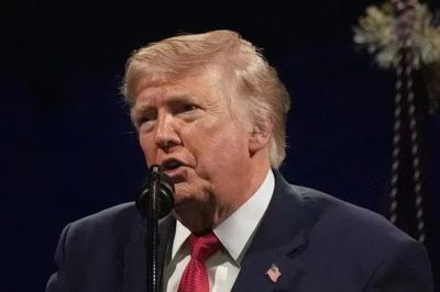 Tổng thống Trump lại gây 'bão' khi đăng ảnh chế vợ chồng ông Obama