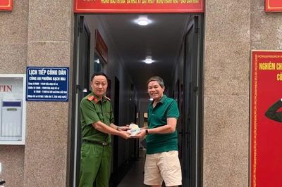 Công an phường Bạch Mai trao trả tài sản cho người dân