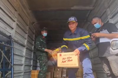 Đoàn cứu hộ của Việt Nam sẻ chia nhu yếu phẩm với người dân Venezuela