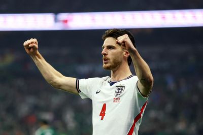 10 người tuyển Anh hạ Mexico để vào tứ kết World Cup